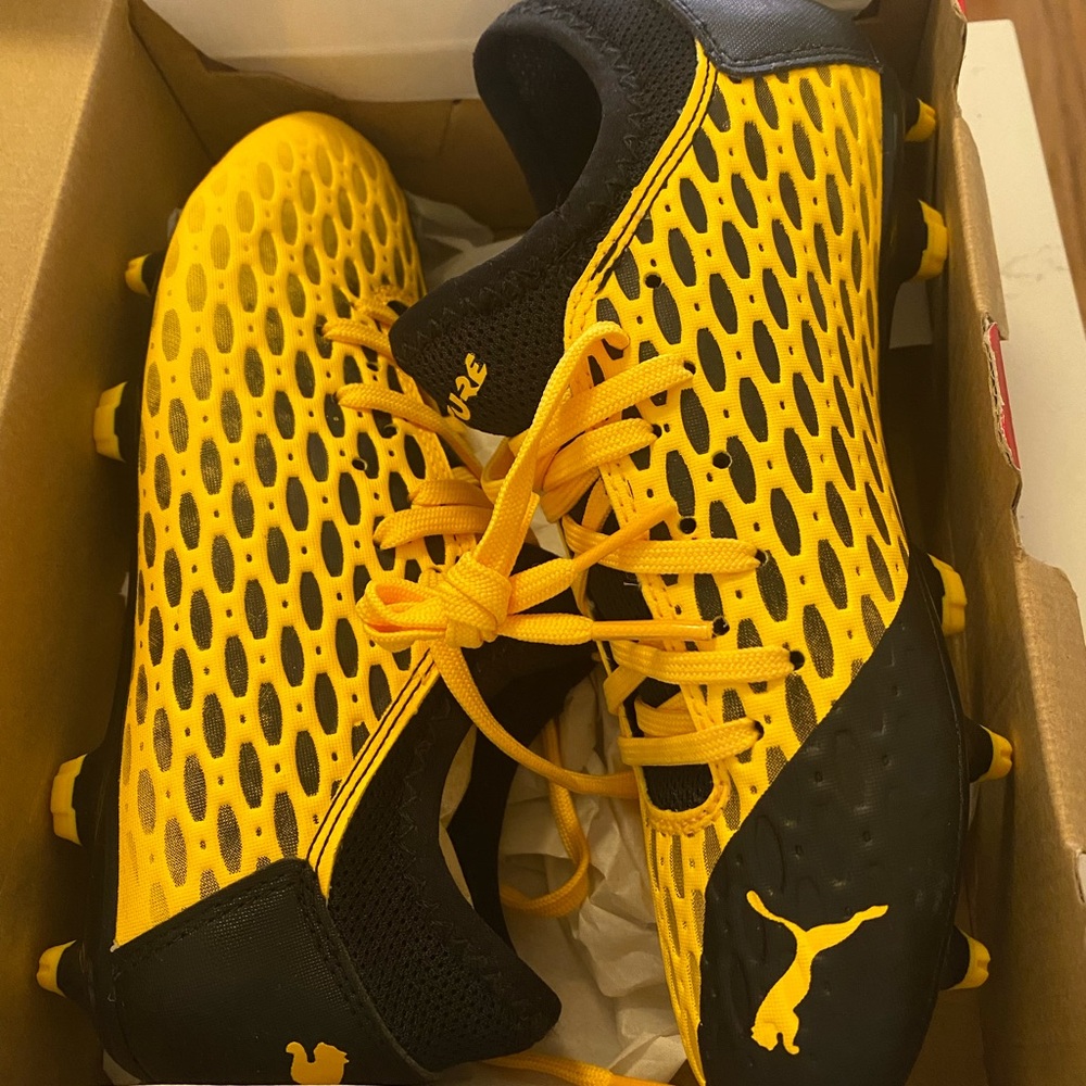 Kids PUMA soccer shoes w/cleats